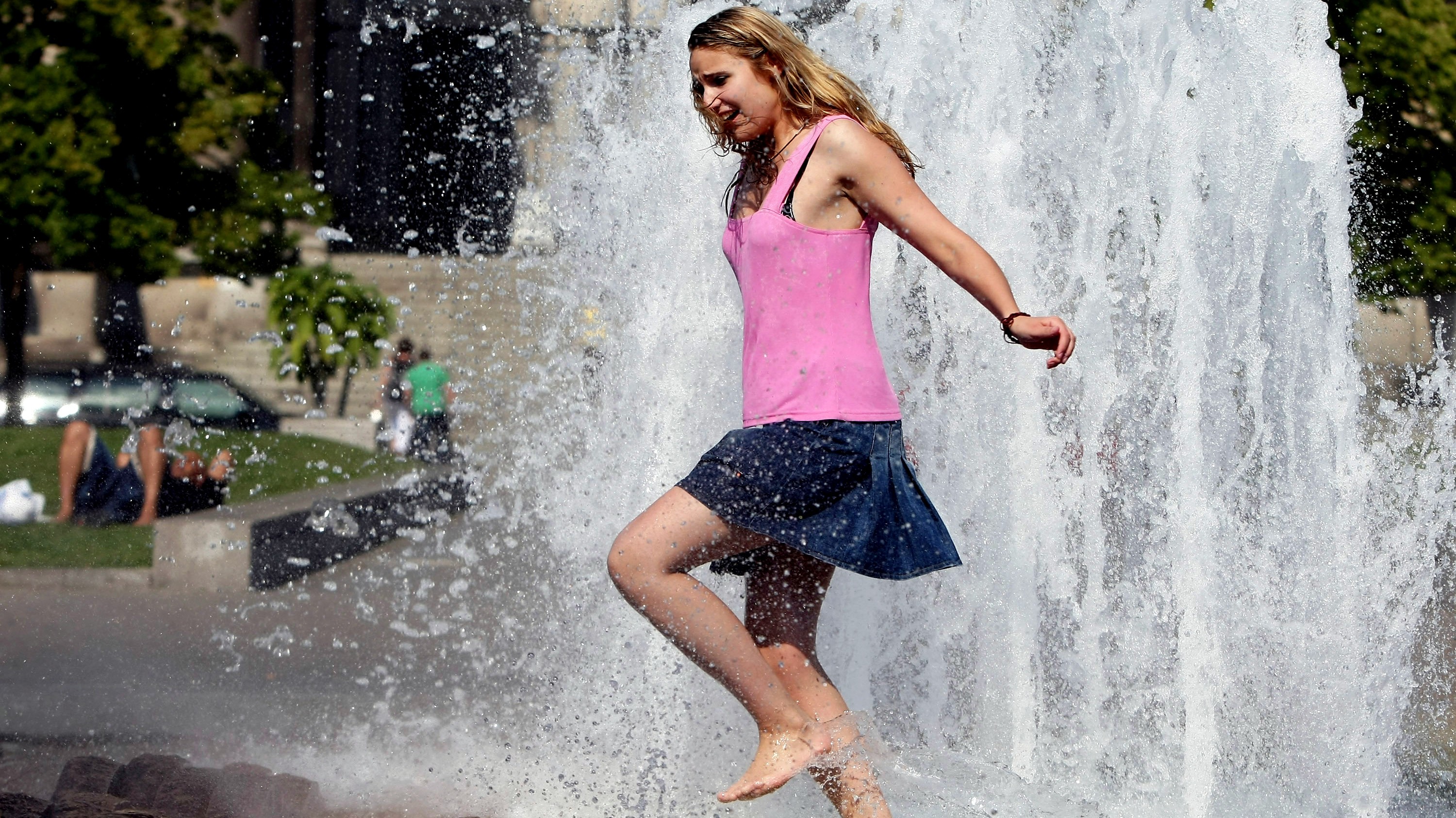 Žena_fontána_sukňa_tričko_veľmi teplo_horúco_počasie_park